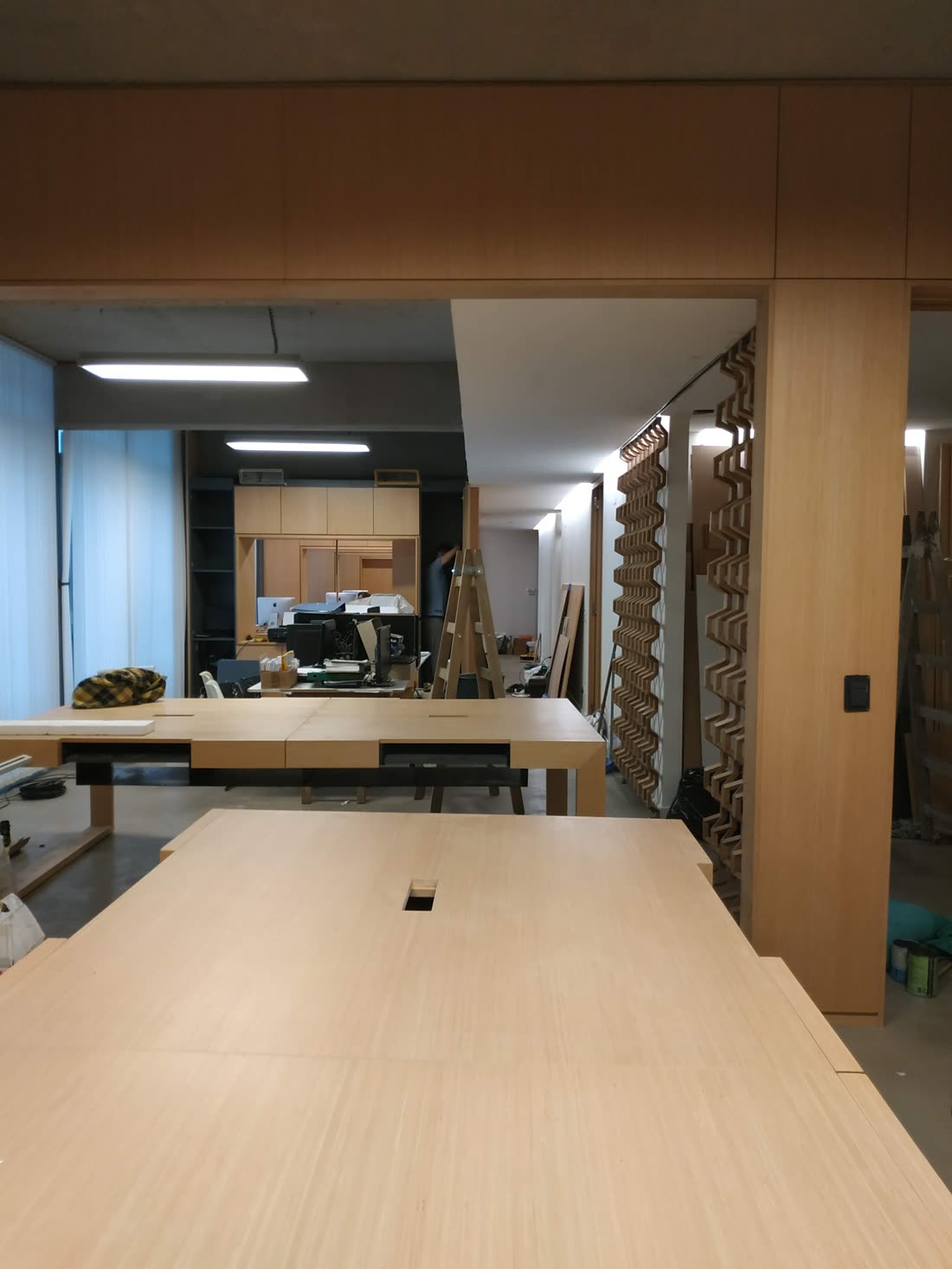 Mesas y paneles de roble fabricados por Melart Design durante el montaje en obra