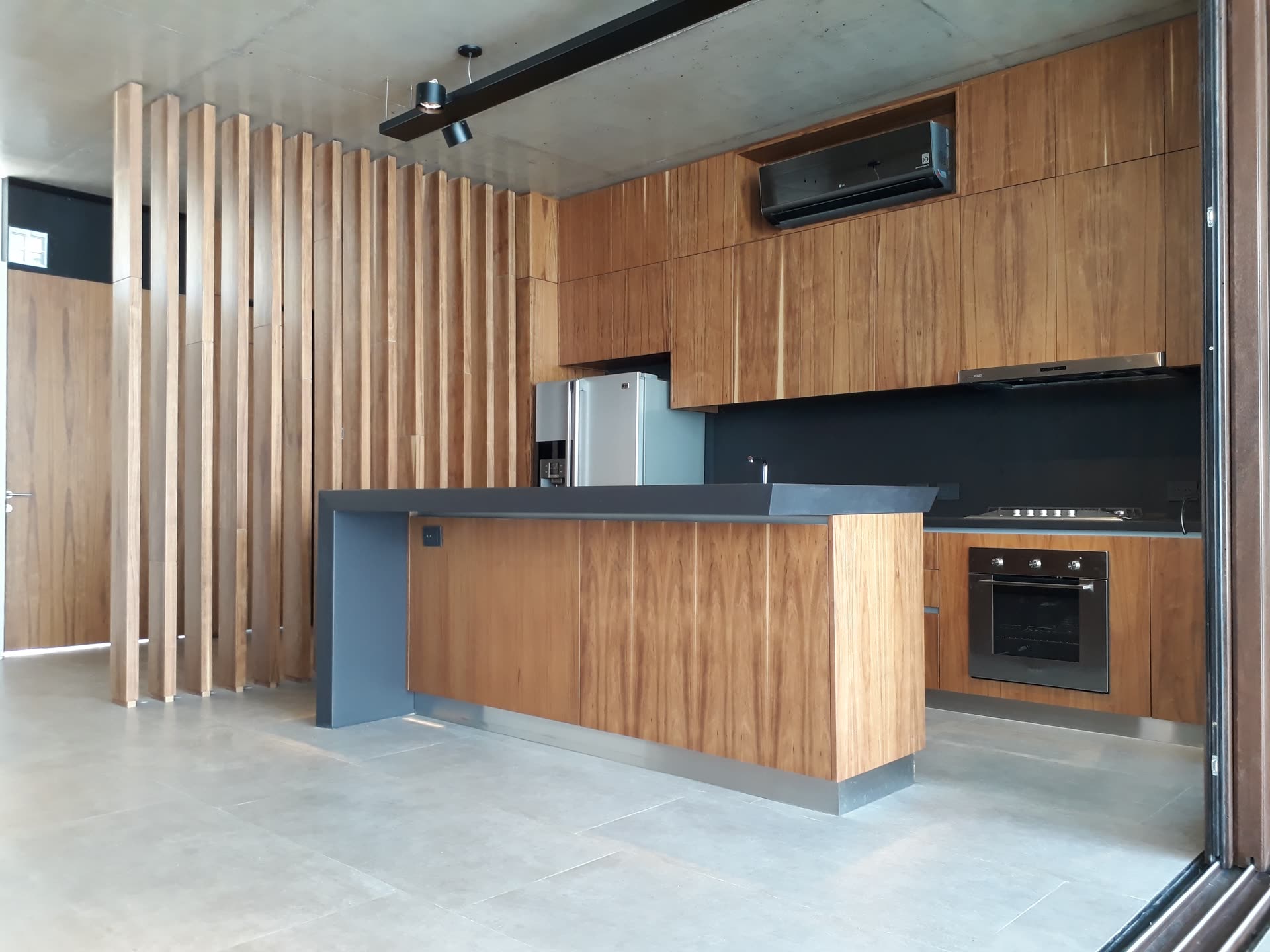 Cocina integral en nogal fabricada por Melart Design