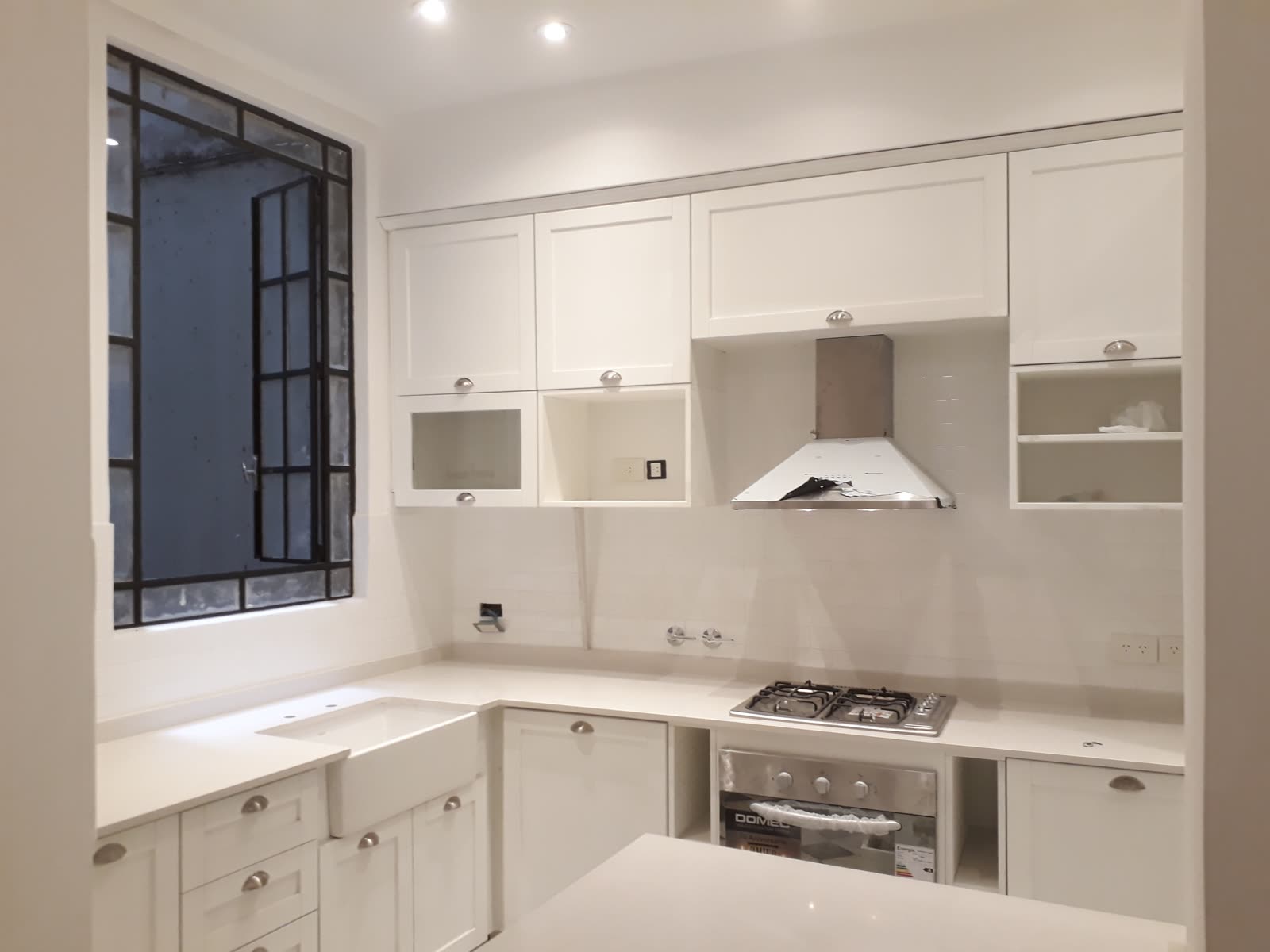 Cocina clásica en vivienda con carpintería a medida