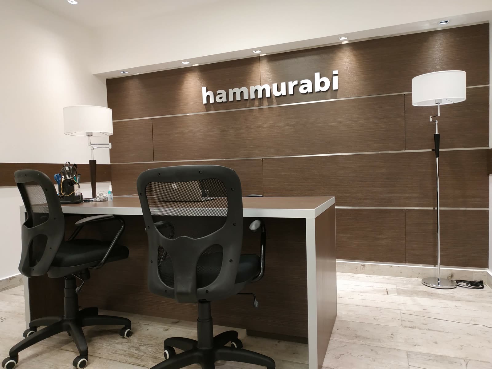 Recepción comercial con revestimiento de listones de madera