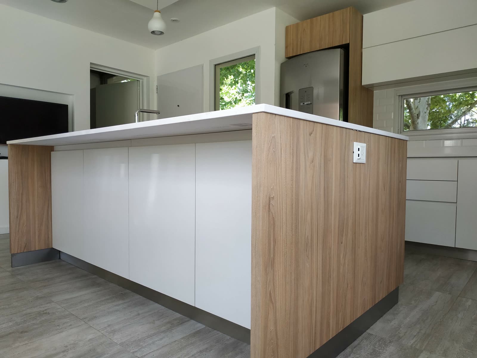 Cocina con isla en madera y blanco