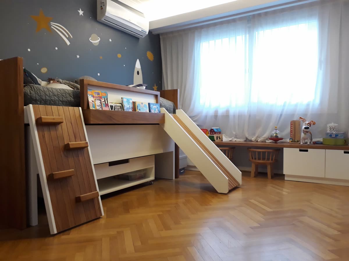 Dormitorio infantil con cama alta y escritorio a medida