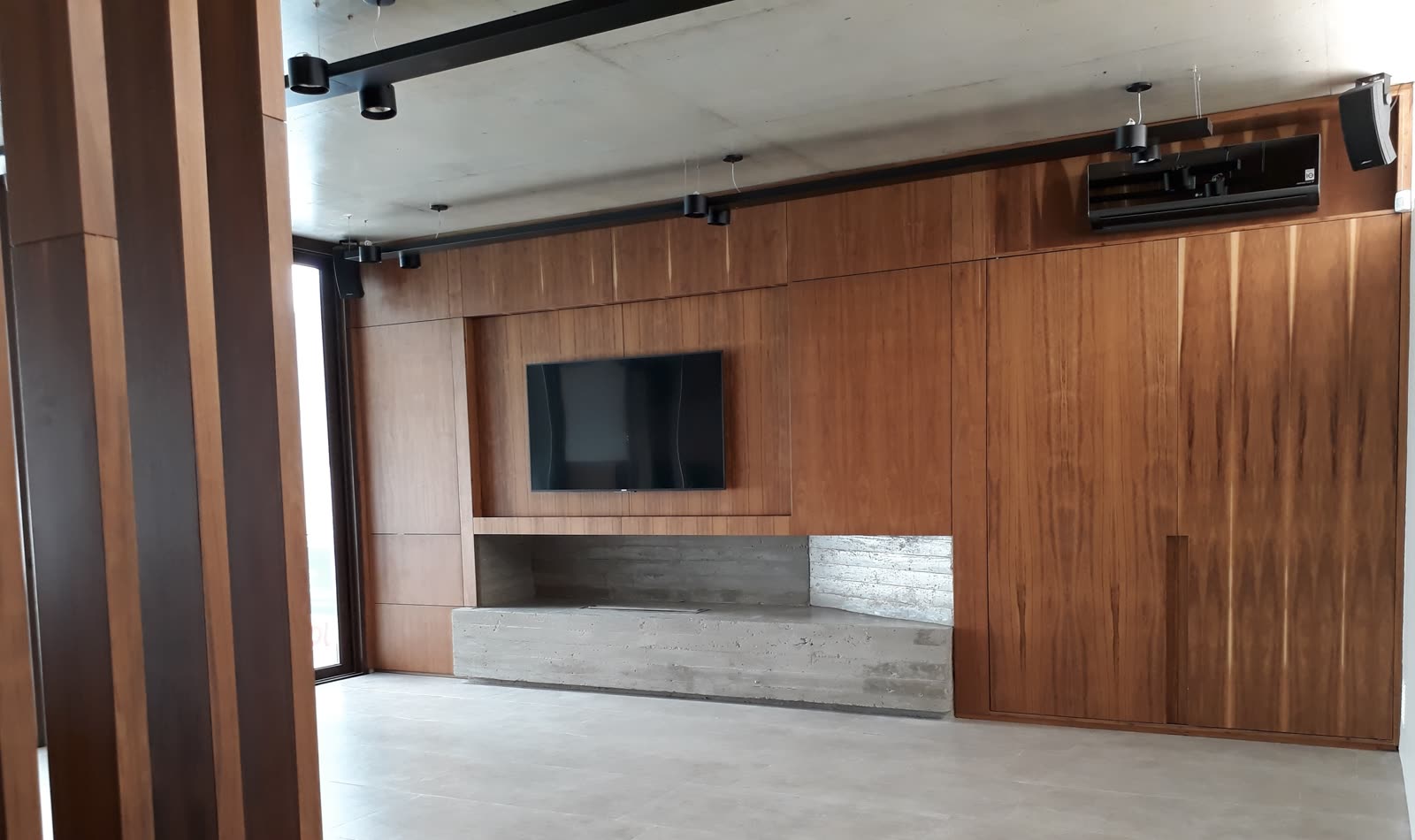 Mueble integral de living con TV en madera de nogal