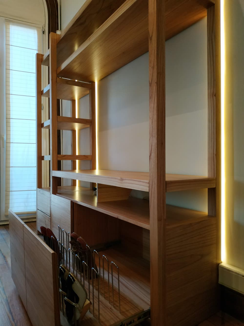 Módulo de estantería en madera con iluminación LED
