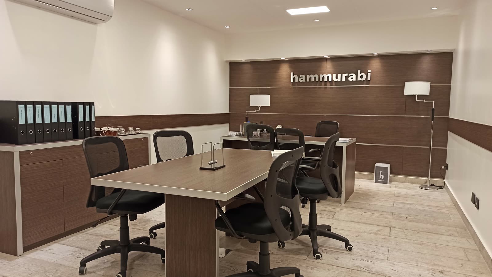Sala de reunión corporativa con revestimiento de madera