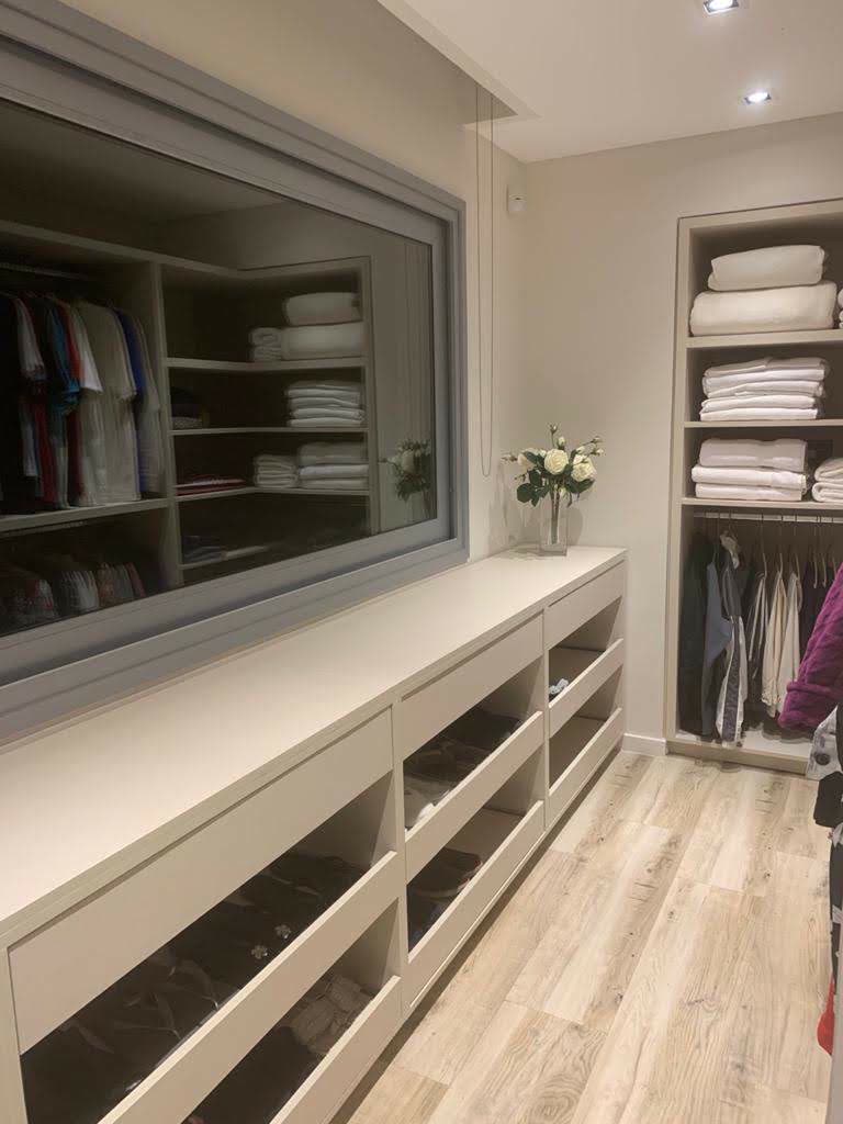 Vestidor a medida con espejos y cajoneras