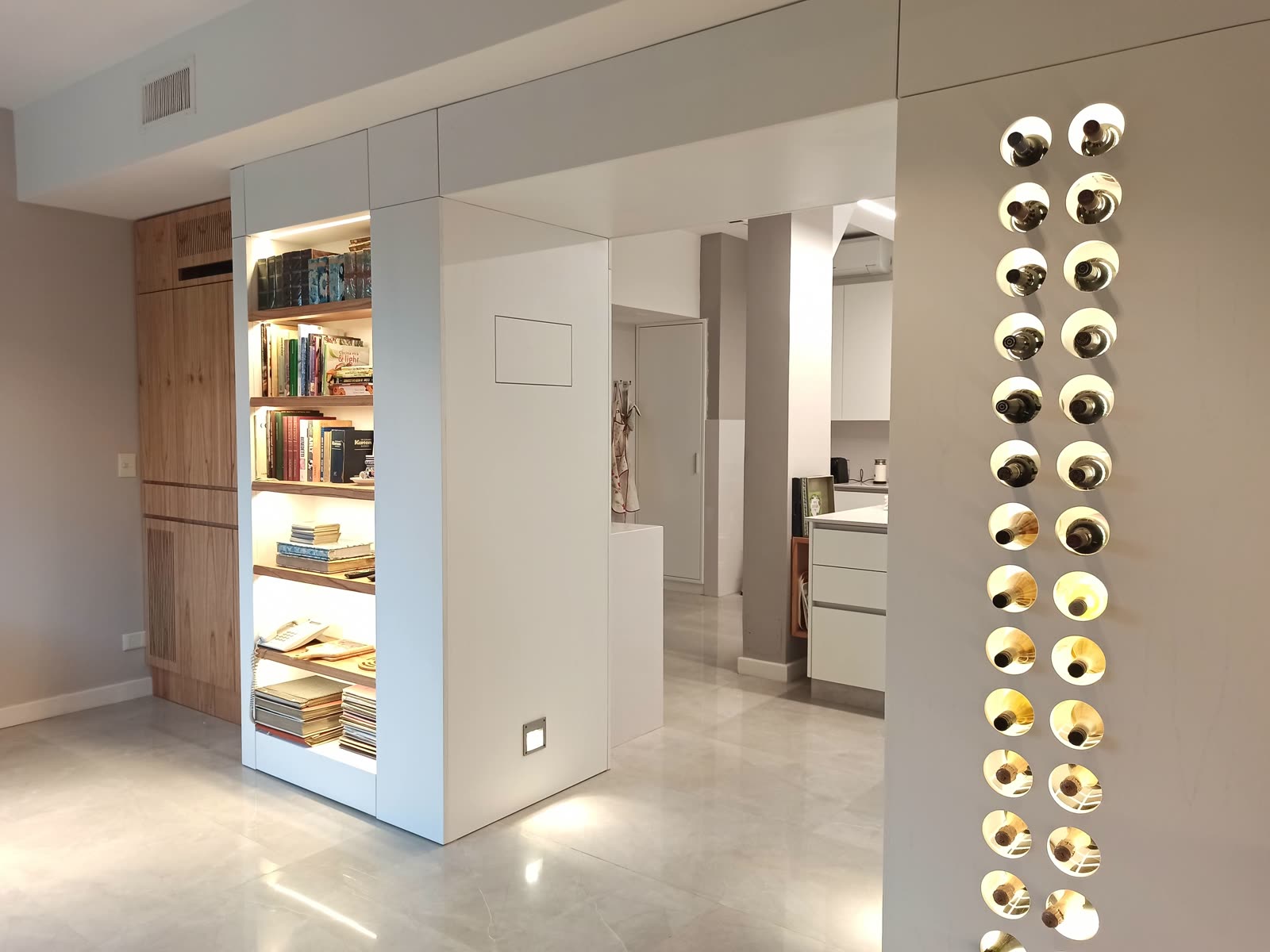 Vinoteca y biblioteca con iluminación integrada